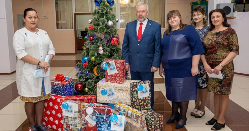 Воспитанники детских домов и интернатов Колымы получили новогодние подарки от депутатов областной Думы и МОП