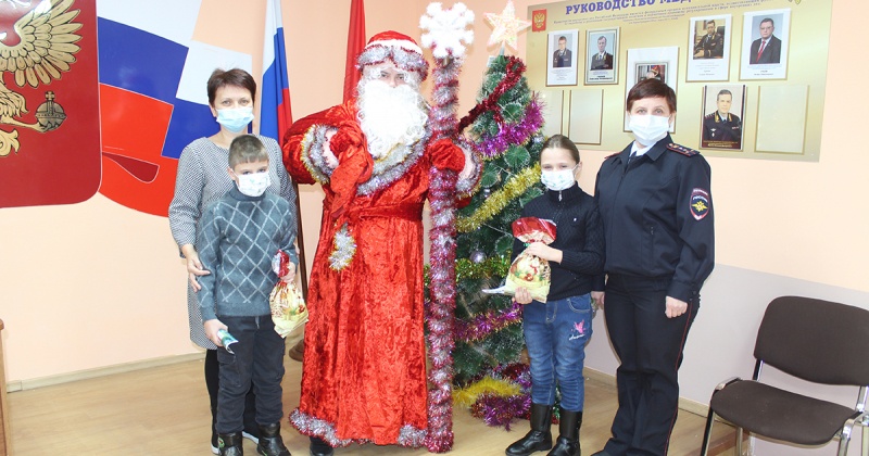 Полицейский Дед Мороз поздравил ребят из Ягоднинского городского округа Магаданской области