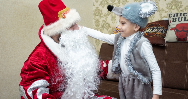 Молодежная общественная палата при заксобрании региона подарила новогоднее настроение ребятам из организации «Особое детство»