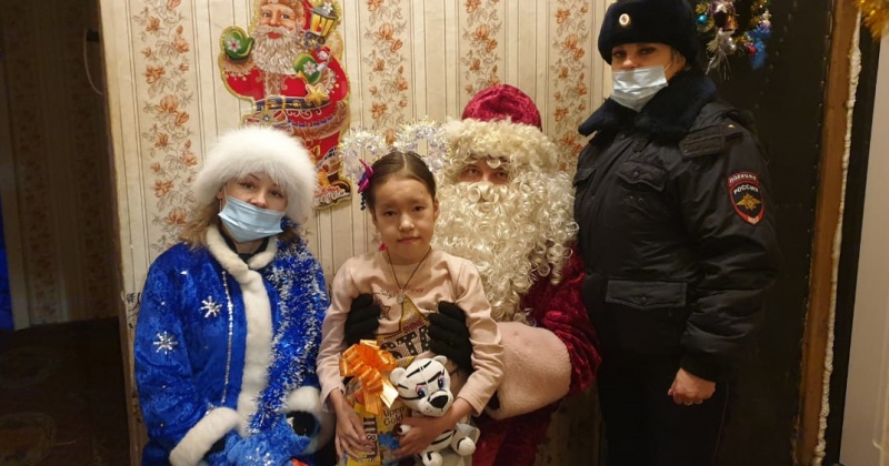 Полицейский Дед Мороз посетил самый отдаленный колымский округ