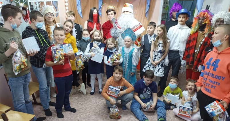 При поддержке областных и городских депутатов прошли новогодние мероприятия для воспитанников Детско-юношеского центра
