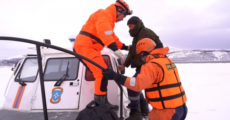 Магаданские спасатели эвакуировали пострадавшего с судна