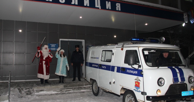 В Магаданской области в рамках Всероссийской акции МВД России «Полицейский Дед Мороз» подарки получили более 200 ребят