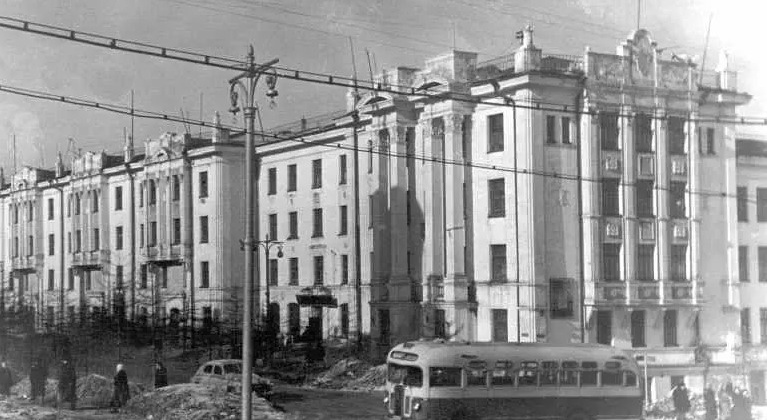 20 января 1949 года газета "Советская Колыма" сообщила, что закончено заселение дома на углу Колымского шоссе и улицы Портовой