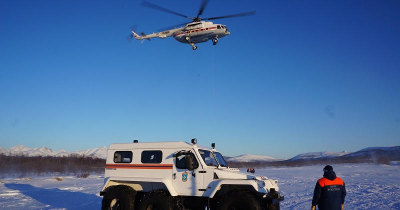 Магаданские спасатели провели первую в этом году тренировку по спускам с вертолета