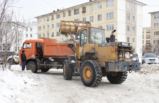 В Магадане продолжается расчистка городских улиц и дворов от снега и наледи