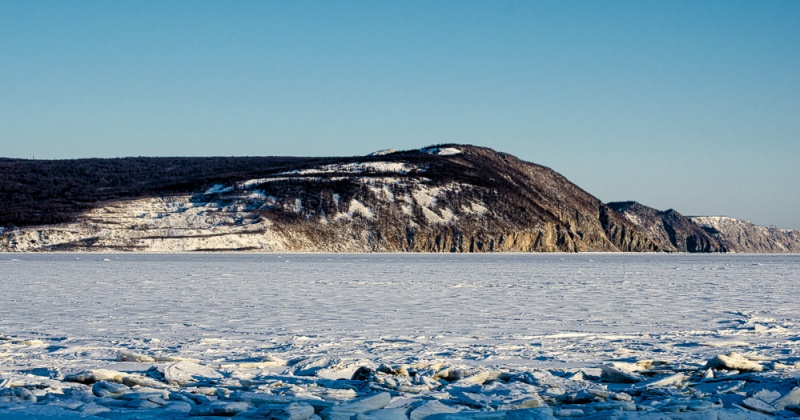 В ледовом поле  бухты Гертнера повсеместно отмечаются смерзшиеся трещины шириной 3-20 см.