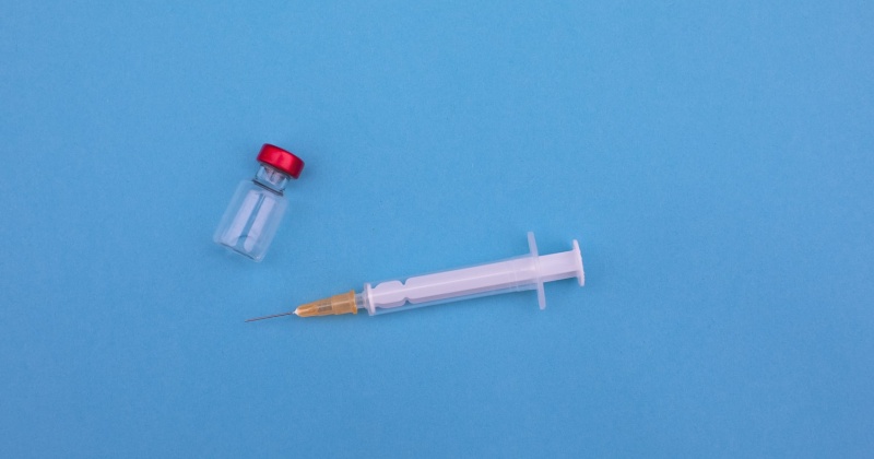 В Магаданскую область доставлены первые 240 доза вакцины «Спутник М» для подростков