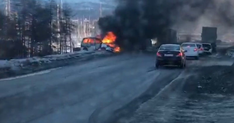 Автомобиль сгорел при ДТП в Магадане на 4-м километре (видео)