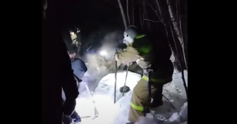 Двух детей вытащили из снежного плена спасатели (Видео)