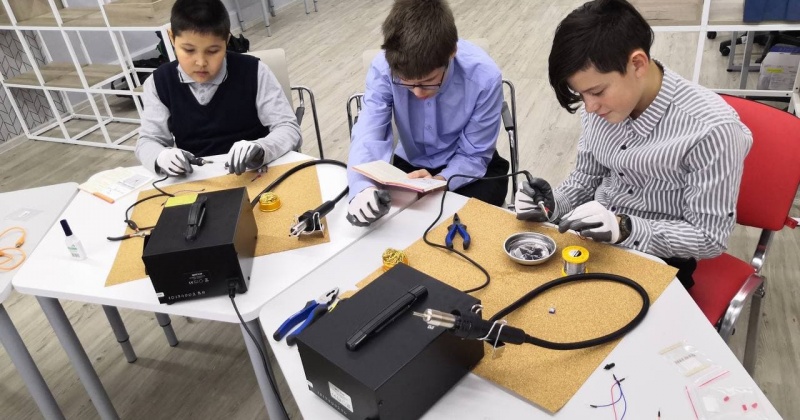 Синегорские школьники осваивают программы мобильного технопарка «Кванториум»