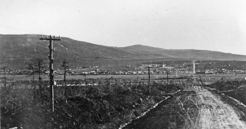5 марта 1936 года УГПС Управление горнопромышленного строительства получило задание на изыскание вариантов площадок под будущий центр Дальстроя