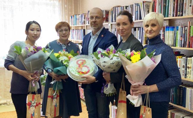 Цветы и весеннее настроение подарил депутат Игорь Розинов сотрудницам учреждений социально-бюджетной сферы своего избирательного округа