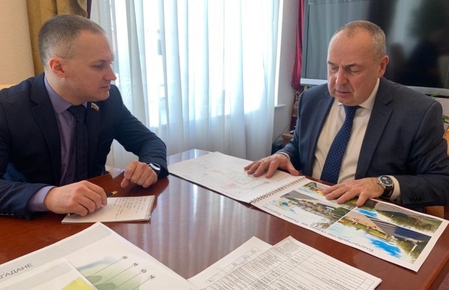 Ключевые вопросы развития поселка Сокол обсудили мэр Магадана и депутат по 21-му избирательному округу Николай Ярощук