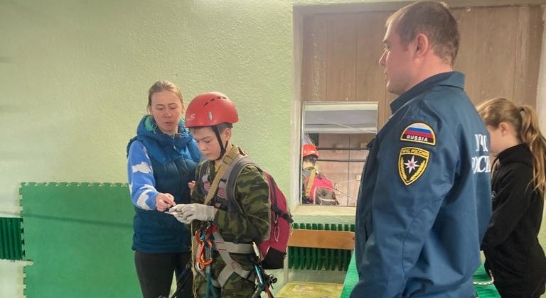 Магаданские спасатели приняли участие в судействе соревнований по горной подготовке