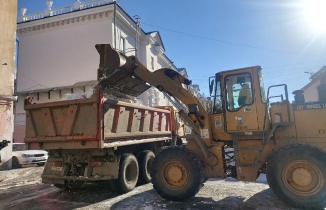 Мэр Магадана поручил городским службам ускорить работы по вывозу снега