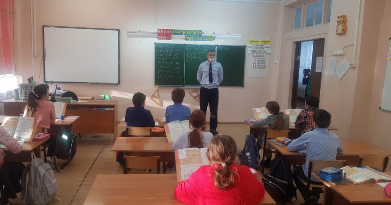 В преддверии весенних каникул госавтоинспекторы Колымы проводят беседы со школьниками