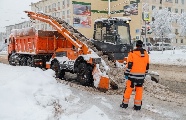 В Магадане в дневную смену в расчистке снега задействовано 66 единиц техники