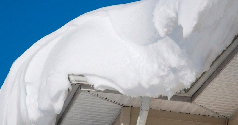Осторожно: возможен сход снега с крыш домов Магадана