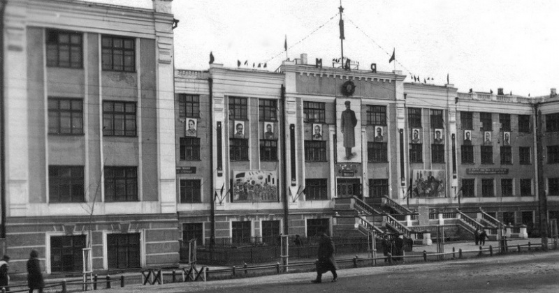 85 лет назад (1937) вступило в эксплуатацию четырёхэтажное кирпичное здание магаданской школы № 1