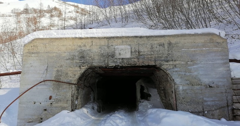 В штольне бывшего рудника колымчанин обнаружил около шести килограммов аммонита и волновые детонаторы