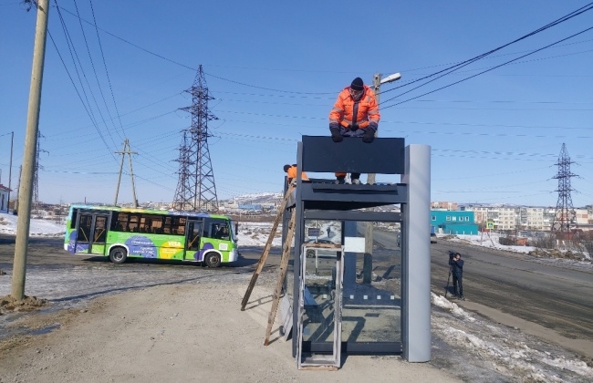 Рабочие ГЭЛУД монтируют новый павильон на автобусной остановке «Пригородный»