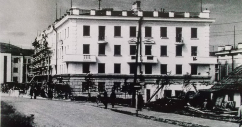 15 апреля 1945 года газета «Советская Колыма» сообщает о продолжении строительства второй очереди жилого дома № 5 по ул. Дзержинского