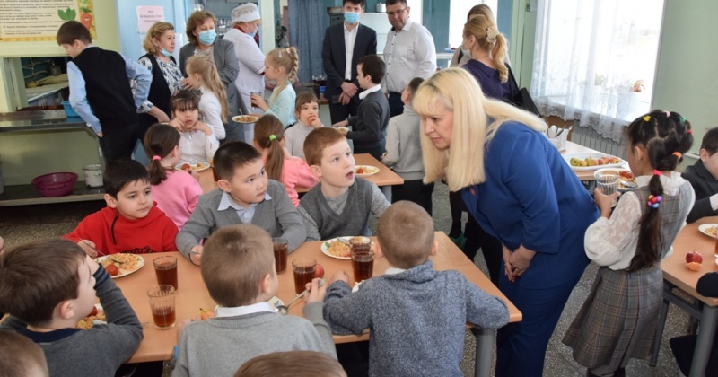 Парламентарии продолжают проверять качество горячего питания начальных классов в колымских школах