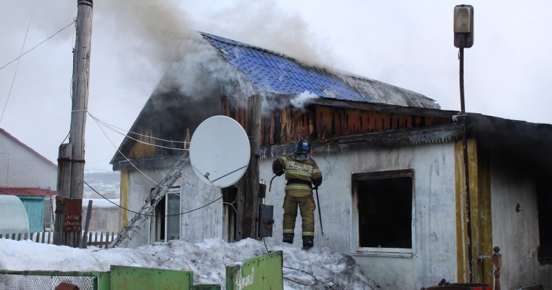 Магаданские пожарные ликвидировали пожар в населённом пункте Снежный