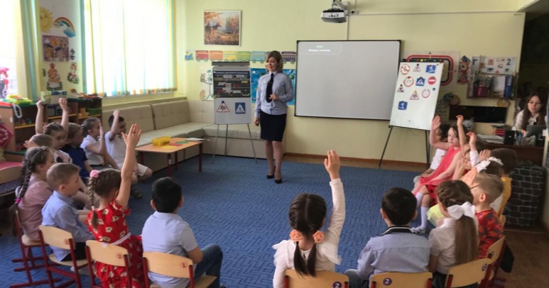 На Колыме в преддверии Международного дня культуры госавтоинспекторы пообщались с дошкольниками