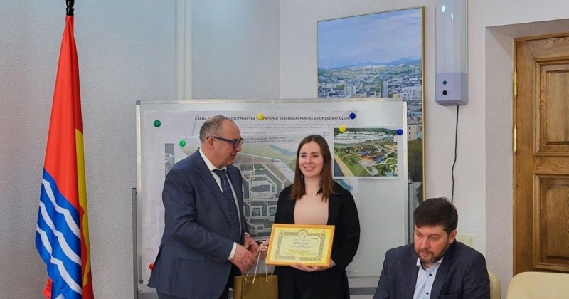 Мэр Магадана вручил дипломы победителям регионального этапа VIII Всероссийской олимпиады по истории российского предпринимательства