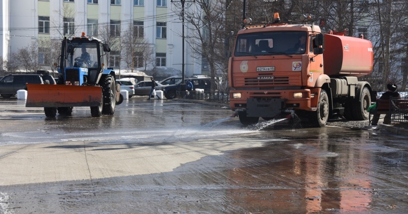 Сегодня на городских улицах работают поливомоечные машины, бродвей, пылесос