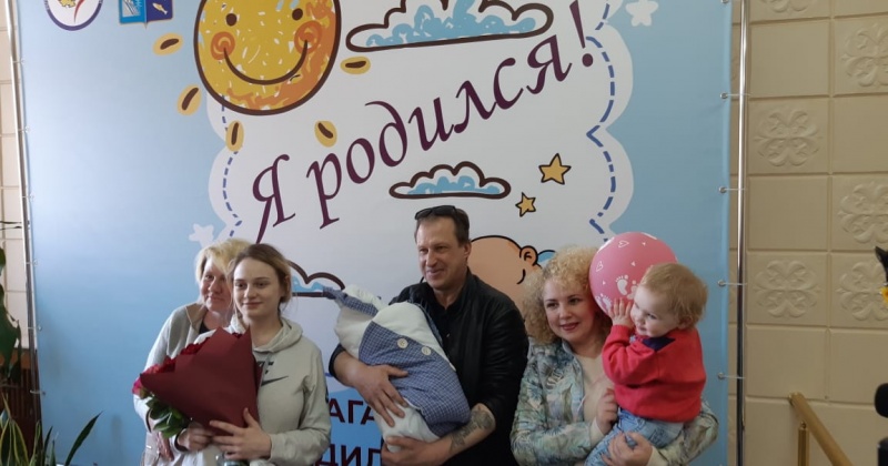 Родителям шестерых новорожденных колымчан вручили комплект подарков в рамках проекта «Репродуктивное здоровье»