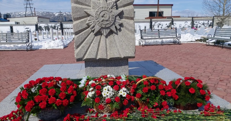 В канун Дня Победы магаданцы посетили Аллею ветеранов на Марчеканском кладбище