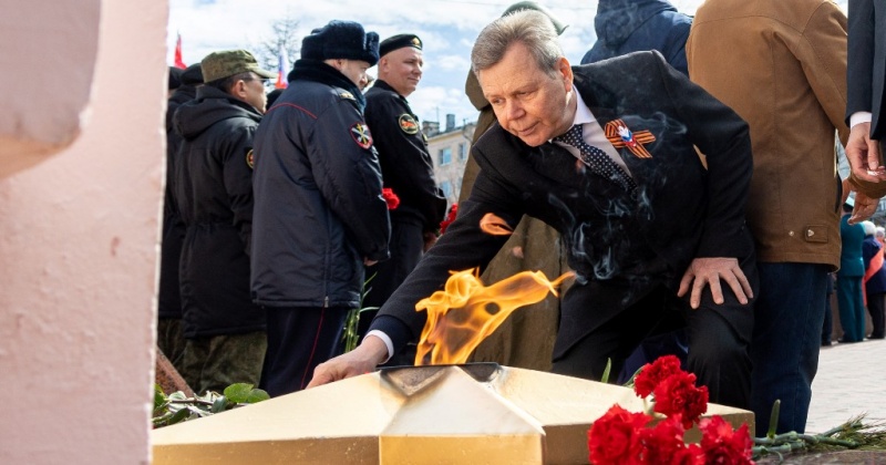 Спикер заксобрания Сергей Абрамов возложил цветы к памятникам героям Великой Отечественной войны в Магадане