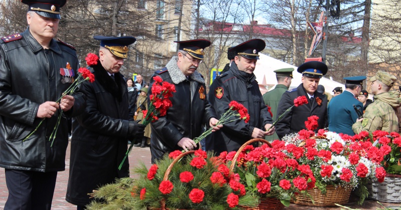 В Магадане накануне празднования Великой Победы руководитель регионального Управления МВД России возложил цветы к монументу «Узел памяти»
