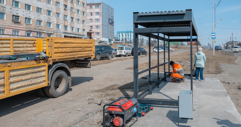 Рабочие ГЭЛУД монтируют новый павильон автобусной остановки на улице Кольцевой