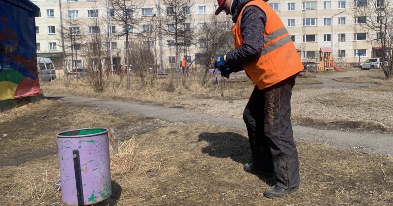 На уборку детских площадок областного центра вышли звенья КЗХ