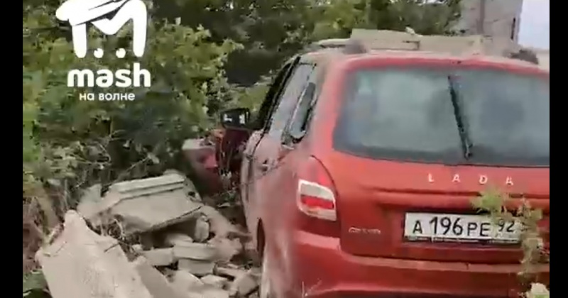 Пьяный россиянин на машине снес забор, с тапками напал на морпехов и сбежал (Видео)