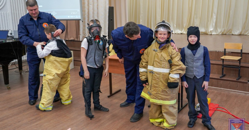 Пожарные рассказали о своей работе учащимся магаданских школ