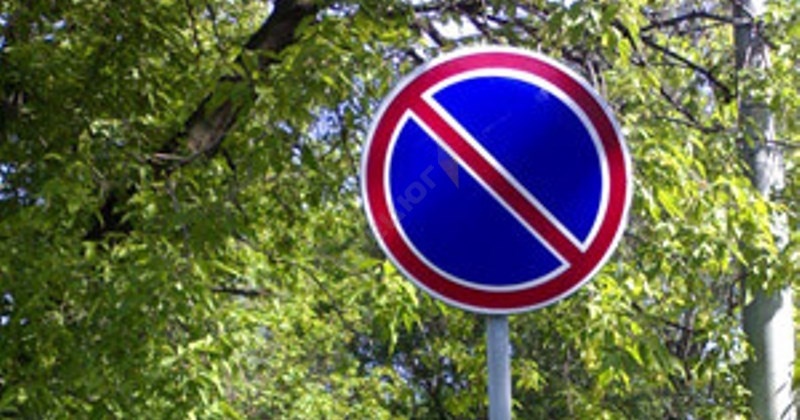 В районе откоса у дома № 38 по улице Портовой установлен знак «Стоянка запрещена»