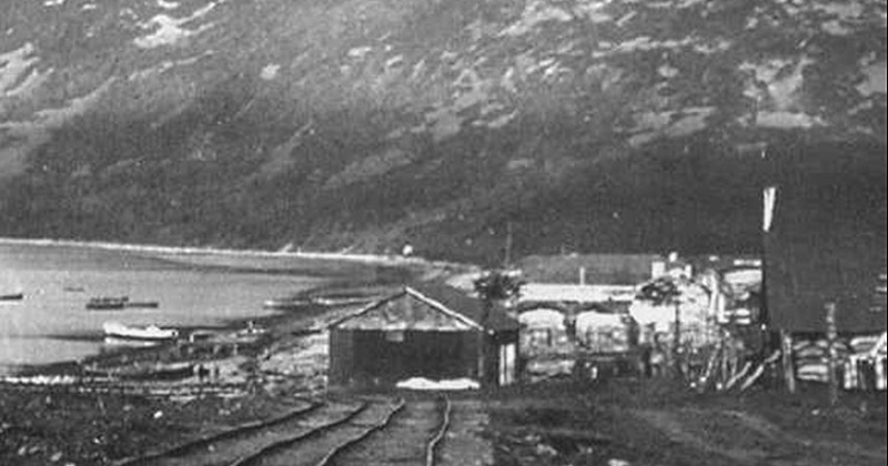 6 июня 1940 года газета «Советская Колыма» сообщила об окончании строительства железной дороги между зданием средней школы и территорией лесопильного завода