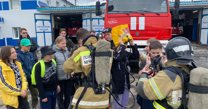 Сотрудники МЧС провели экскурсию для школьников в Специализированную пожарно-спасательную часть
