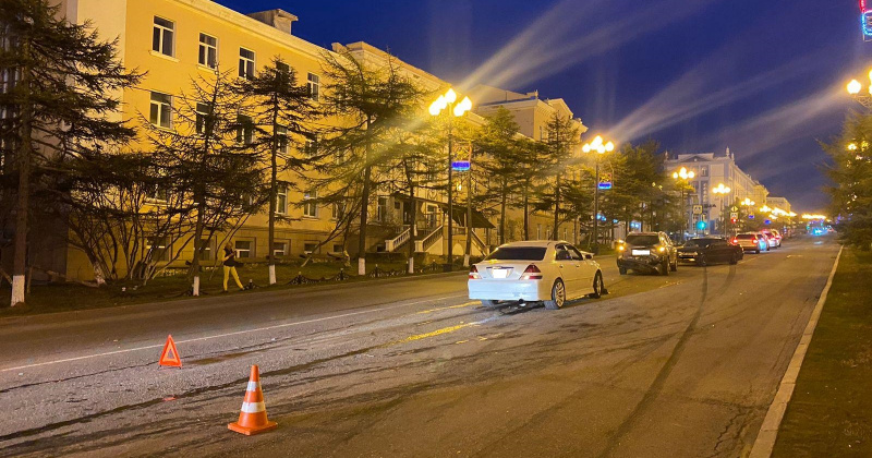 Три автомобиля столкнулись в центре Магадана