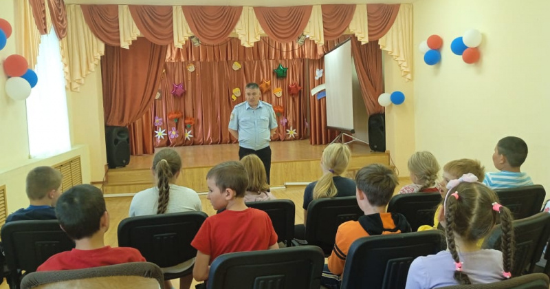 В Магаданской области в рамках оперативно-профилактического мероприятия «Защита» полицейские посетили летние оздоровительные учреждения