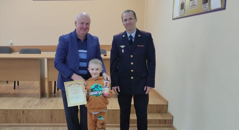 В Магаданской области полицейские наградили ребят – участников творческих конкурсов правоохранительной и патриотической тематики