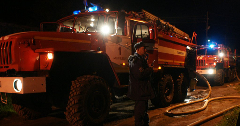 Колымские пожарные эвакуировали из пожара 7 человек