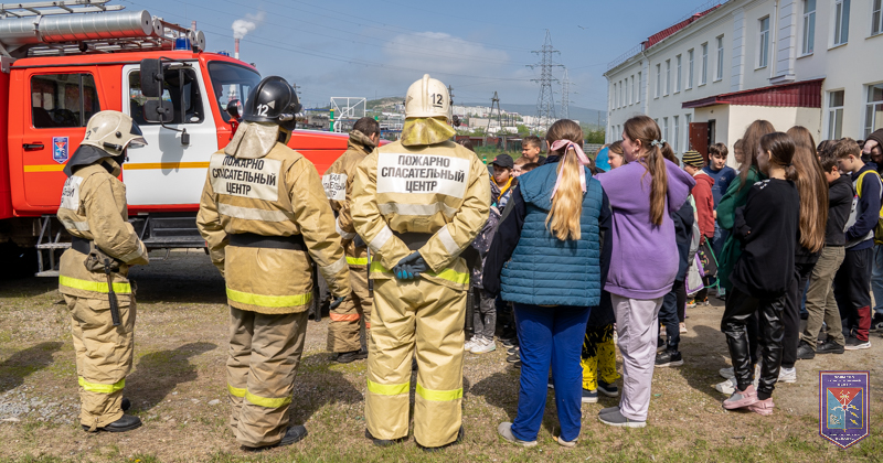 Воспитанники пришкольных оздоровительных лагерей почувствовали себя пожарными благодаря сотрудникам ПСЦ