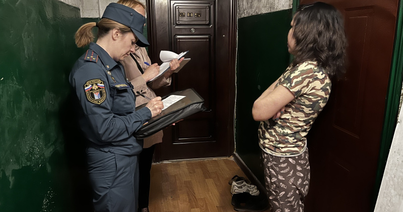 В зоне риска: специалисты МЧС России проводят рейды по местам проживания семей, находящихся в сложной жизненной ситуации