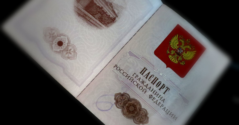 В Магадане полицейские вручили 82-летней беженке с Украины российский паспорт